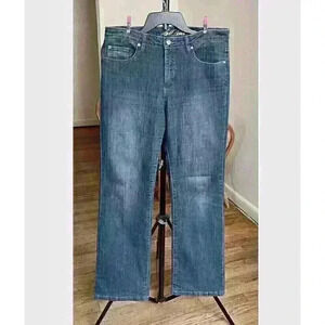 Women’s Bill Blass mid rise Bootcut denim stretch jeans size 10 triangular